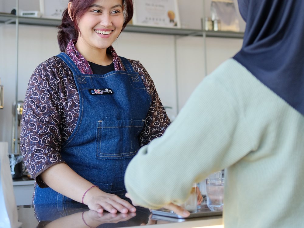 Barista Roket menyambut pelanggan di konter