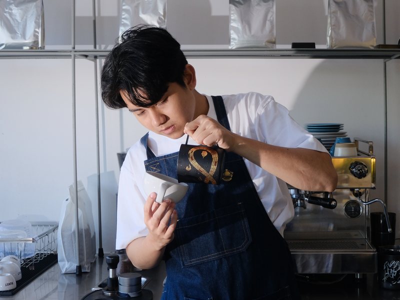 Barista Roket membuat latte art di bar espresso