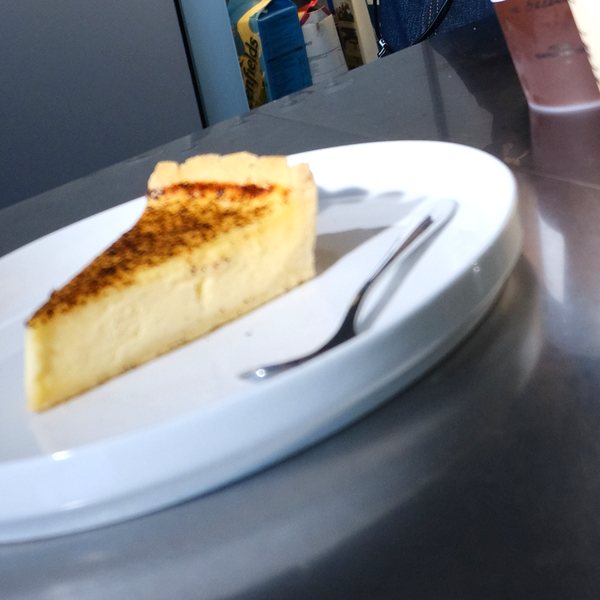 Sepotong cheesecake di piring putih