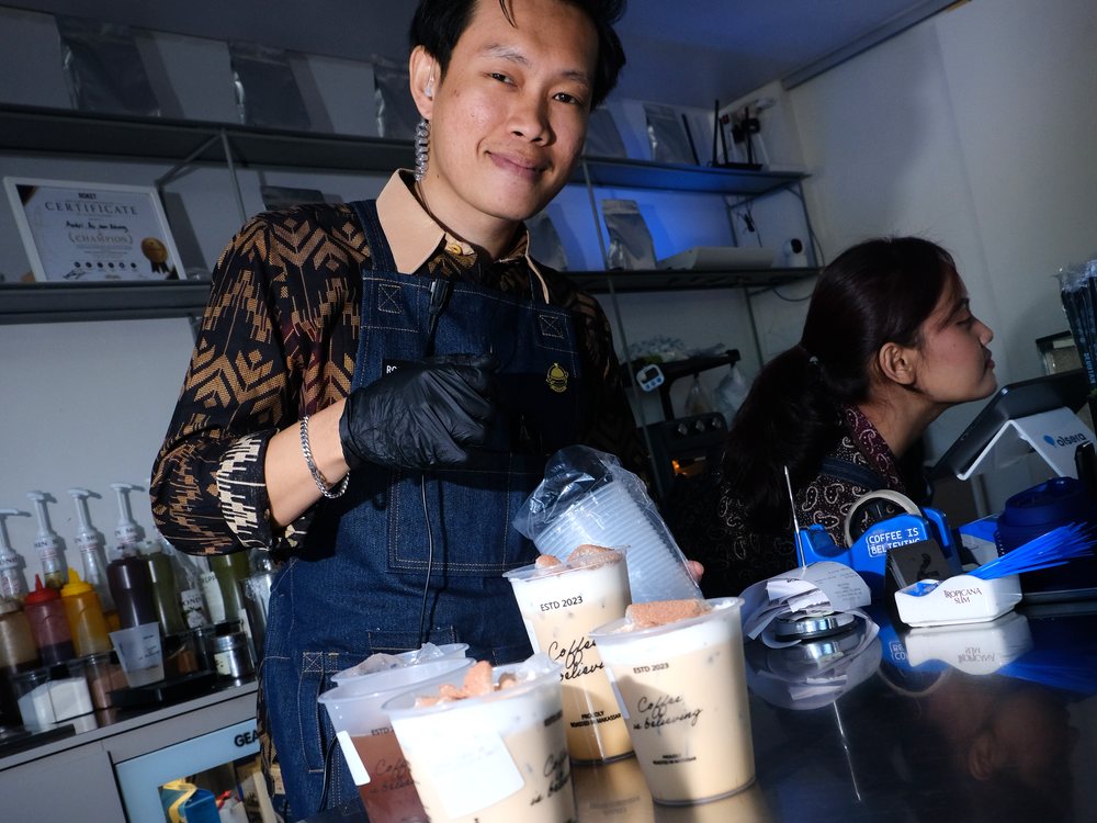 Barista Roket menyiapkan pesanan kopi susu yang sudah disegel